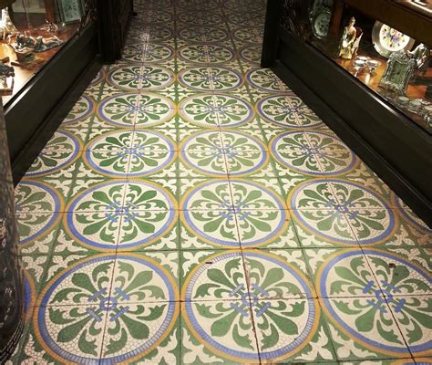 Wir stehen für mehr als 25 jahre erfahrung im handel mit marokkanischen fliesen und mediterranen baustoffen. Ladeneingang mit alten #Zementfliesen in Andalusien ...