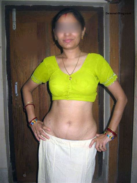 Indian Bhabhi Very Sexy And Removing Saree1