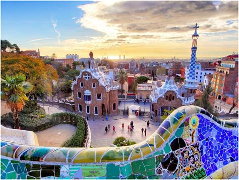 Park Güell Une Des Attractions Les Plus Populaires De Barcelone