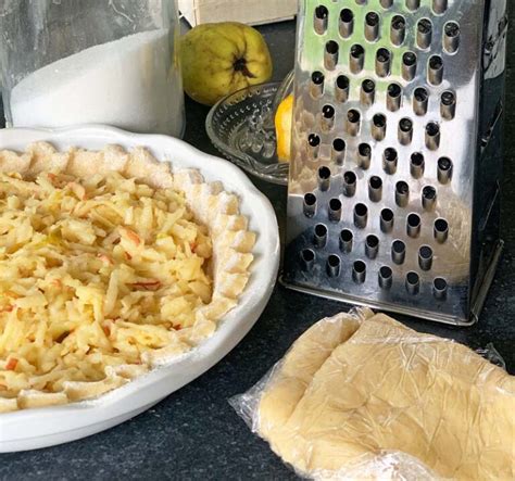 Äpfel schälen, 1 apfel fein reiben und unter den teig. Geriebener Apfel-Quitten-Kuchen | Langsam kocht besser