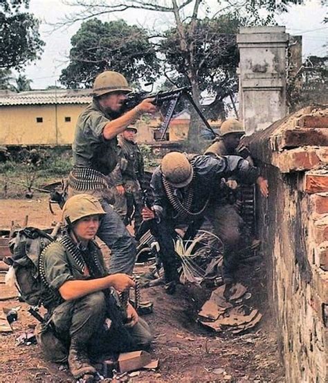 Marine On His M60 Huế 1968 Tet Offensive Vietnam History Vietnam