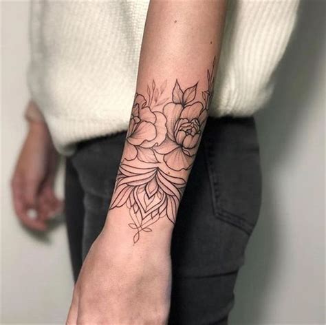 50 Meaningful Wrist Bracelet Floral Tattoo Designs You Would Love To
