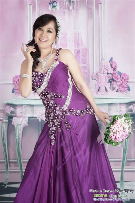 Well Known Actress May Than Nu In Purple Long Dress