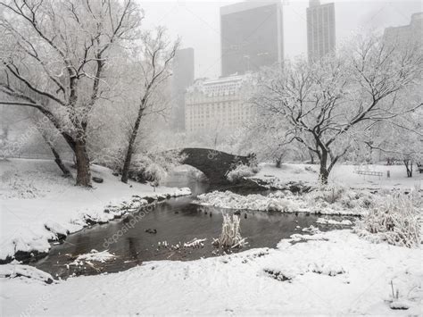 Gapstow Bridge Central Park New York City During Snow Storm — Stock