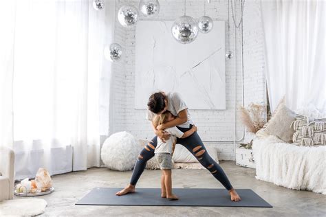 em casa confira 5 posturas de yoga que ajudam no equilíbrio físico e mental istoÉ independente