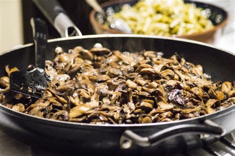 Quante ricette si possono fare con una sola padella? Funghi e cipolle in padella | Mostra Mucha Blog