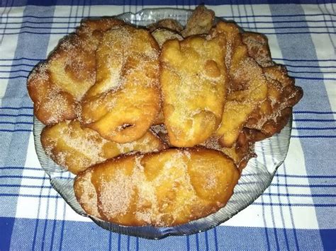 Orejuela es el mismo plato y, quizá por una deformación del lenguaje, se conoce así en una amplia parte época del año: OREJAS DE CARNAVAL | Orejas de carnaval, Recetas de comida ...