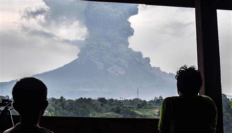 Gunung sinabung mengalami erupsi besar pada pukul 08.53 wib. FOTO: Penampakan Asap Tebal Gunung Sinabung yang Kembali ...