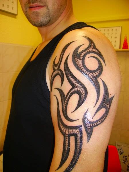 amika06 oberarm tribal tattoos von tattoo bewertung de