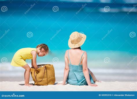 Mère et fille à la plage photo stock Image du verticale