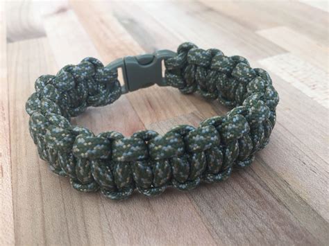 Learn to make survival bracelets, watchbands, a dog collar and much more. How to Make a Paracord Wilderness Survival Bracelet - CloudLine Apparel