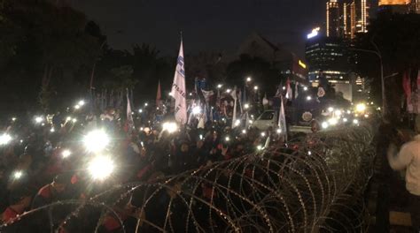 Lampu Jalan Di Depan Grahadi Mati Saat Buruh Gelar Demo
