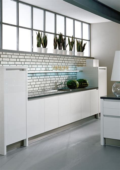 ¿cuáles son los tiradores de cocina ideales para tu cocina? Isla de cocina sin tiradores Integra Nova HG en blanco ...