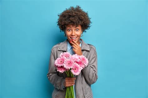Modische Junge Afroamerikanische Frau Erhält Blumenstrauß Von Rosa Gerbera Blumen Von Liebendem
