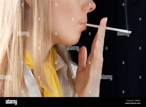 Schöne Junge Mädchen Rauchen Zigarette Stockfotografie Alamy