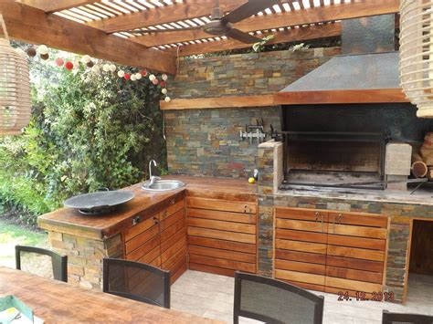 La idea de contar con un asador en nuestro patio y terraza, involucra. quinchos | Decoración de quinchos, Barbacoas rusticas ...