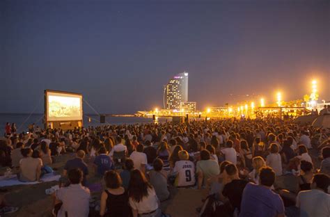 ¡disfruta Del Cine Al Aire Libre En La Playa De Barcelona