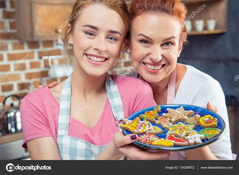 Madre E Hija Sosteniendo Galletas Fotografía De Stock © Dmitrypoch