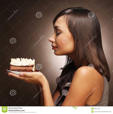Um ein ei zu ersetzen, mischt ihr einen esslöffel gemahlene leinsamen mit drei esslöffel wasser. Junge Frau Mit Einem Kuchen Und Einem Kaffee Stockbild ...