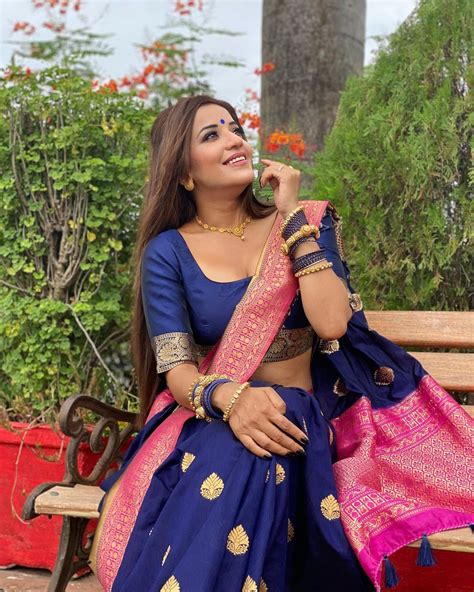 Monalisa And Aashka Goradia S Desi In Saree Swag Make Fans Feel The Heat Checkout Pictures