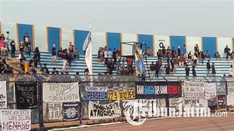 Kecewa Suporter Persela Kosongkan Tribun Stadion Surajaya Saat Babak