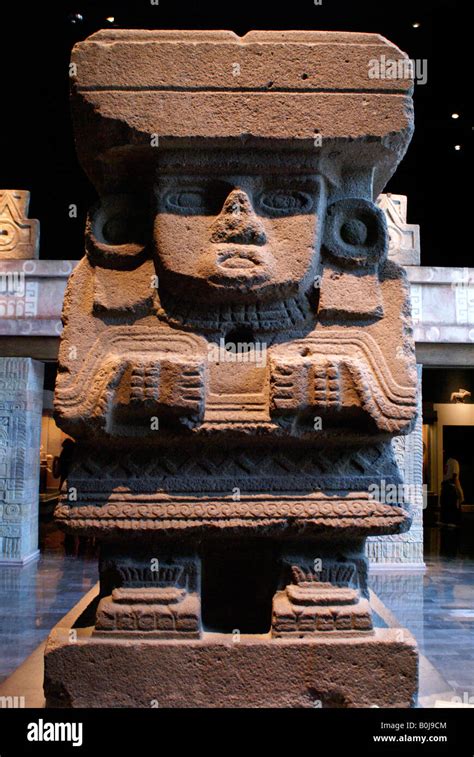 La Escultura De La Diosa Chalchiutlicue Agua Azteca El Museo Nacional