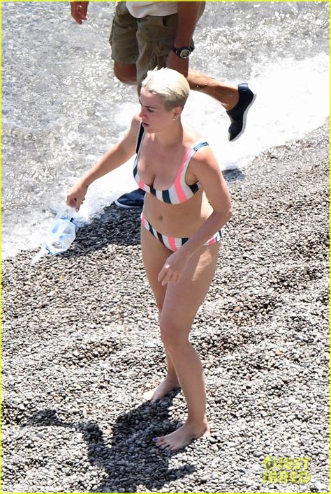 Katy Perry Wears A Striped Bikini At The Beach In Italy Photo 3925737 Bikini Katy Perry