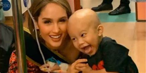 Cinta Laura Hibur Anak Pengidap Kanker Bareng Angelina Jolie