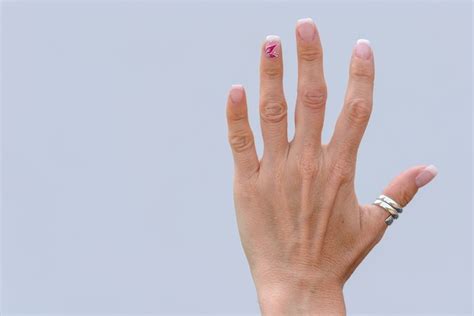 Dari website palmist menunjukkan bahwa orang yang biasanya memakai cincin di jari telunjuk menunjukkan jika mereka adalah golongan raja, ratu atau ceo baru yang ditunjuk. Tes Kepribadian: Jari Mana yang Jadi Favorit Kamu untuk ...