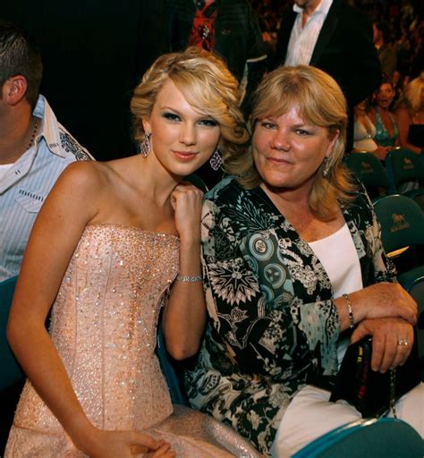 17 Pictures Of Taylor Swift And Her Mother Andrea Finlay 92 Q