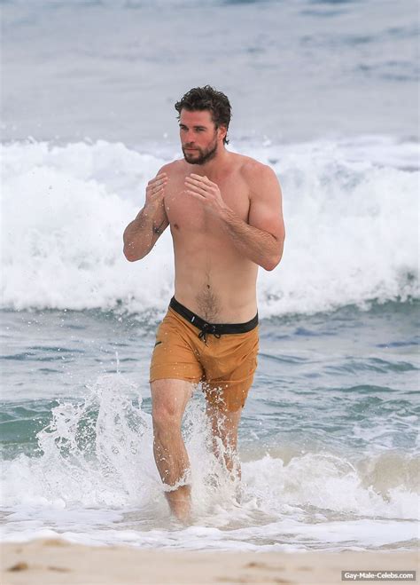 Free Liam Hemsworth Shirtless And Sexy In Byron Bay The Gay Gay