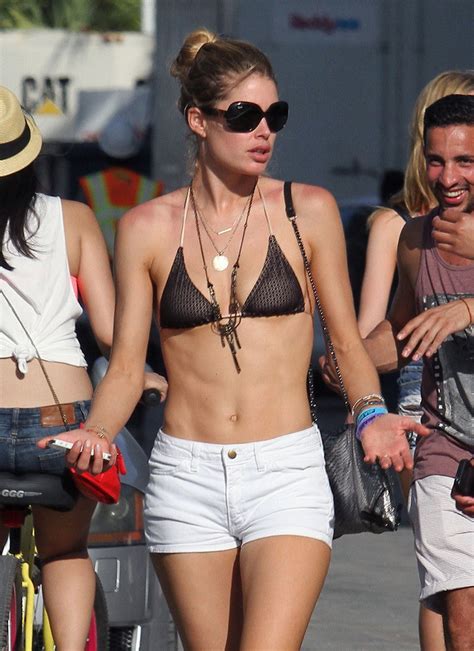 Doutzen Kroes Walking In Bikini Top And Shorts To The Beach In Miami Porn Pictures Xxx Photos