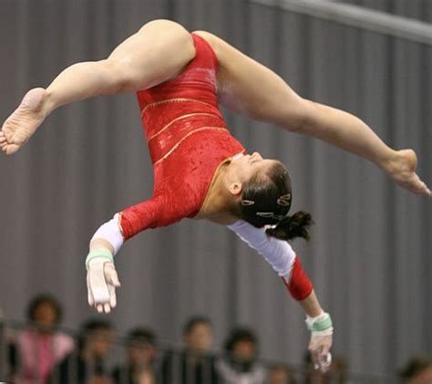 Pin By Sergio Lanza On Atletas Female Gymnast Gymnastics Pictures