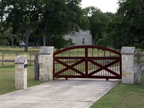 Gates And Entrances Texas Ranch Style Gates Hill Country Village