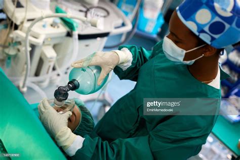 Patient Being Sedated By Anesthesiologist Before Surgical Procedure Foto De Stock Getty Images