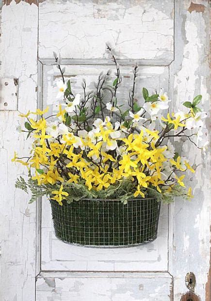 By the time spring rolls around, i'm ready for a little color. 10 Welcoming Spring Door Decorations | Midwest Living
