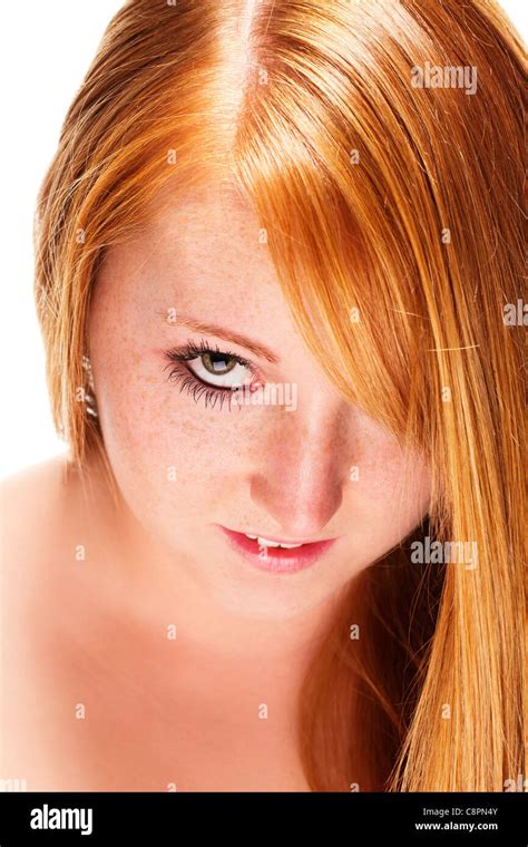 portrait d une jeune fille rousse avec de beaux cheveux sur fond blanc photo stock alamy