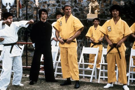 A sárkány közbelép 1973 teljes film online magyarul a történet középpontjában bruce lee áll, akit a harcművészetek szakértőjeként felkérnek arra, hogy épüljön be egy kábítószerkereskedő hálózatba. Bruce Lee A Sárkány Közbelép Teljes Film Magyarul Videa ...