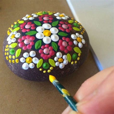 30 Cute Rock Painting Ideas For Your Home Decor Hoomdesign Piedras