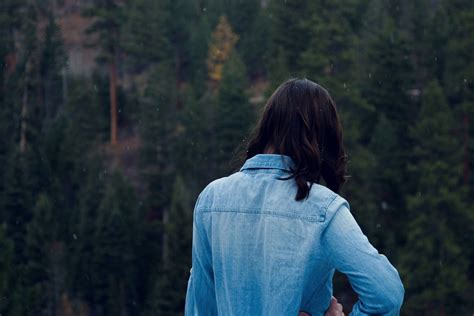 fotos gratis árbol naturaleza bosque persona niña mujer luz de sol mañana en pie