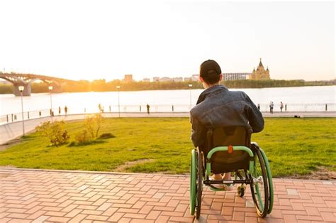 Behinderter Junger Mann Im Rollstuhl Behinderter Im Rollstuhl Für Spaziergänge Bei