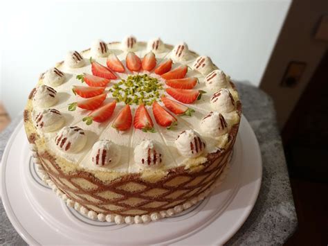 Auch wenn man keinen tortenbodenteiler oder hohen b. Festliche Erdbeertorte - Backen mit Lumara macht Spaß ...