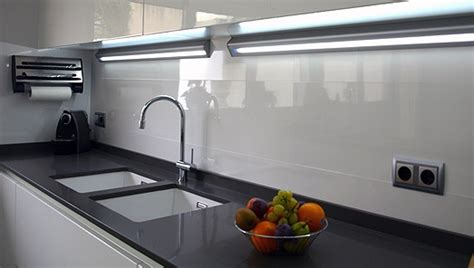 Instalar luz led en la encimera de tu cocina es una gran idea ya que es, sin duda, la parte de la cocina donde más se necesita una buena iluminación, ya que es la superficie de trabajo por definición de. El blog de la Automática, arquitectura para todos: COMO ...