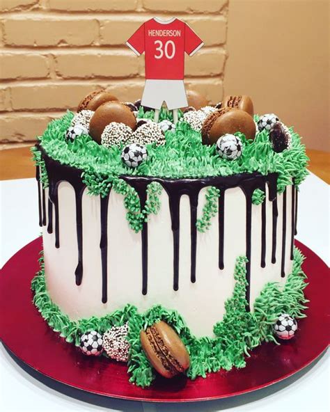 Are you feeling skeptical about your cake carving skills because you've never tried it before and you don't have time for a redo if it goes horribly wrong? The 10 best... football cakes - Food Heaven | Food Heaven