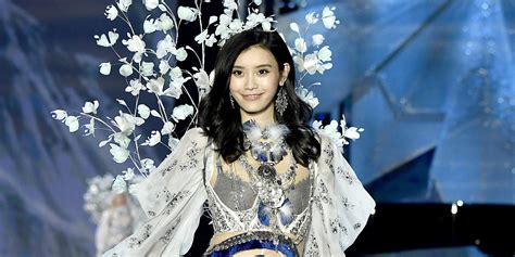 Model Ming Xi Trips On Victorias Secret Fashion Show And Recovers