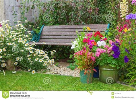 Cerca de superficies comerciales, centros. Cottage Garden With Bench And Containers Full Of Flowers ...