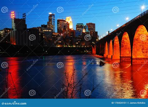 Minneapolis Och Stone Arch Bridge Vid Dusk Redaktionell Bild Bild Av