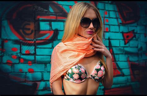 Hintergrundbilder Bunt Frau Modell Blond Sonnenbrille Fotografie Blau Schal