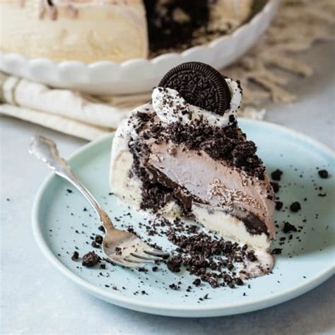 This dessert is super speedy to whip up, literally, and will keep for weeks in the freezer meaning you can have a fancy pud at the drop of the hat if you have unexpected guests pop in on you. Easy Ice Cream Cake (DQ Copycat) | Culinary Hill