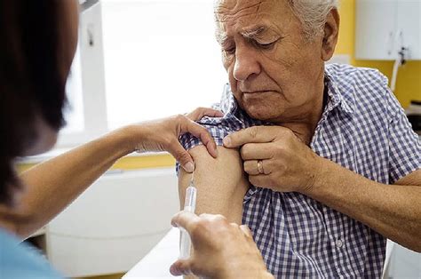 La provincia comenzó la vacunación contra el coronavirus de adultos mayores el primer día de marzo, después de completar la inoculación de los ancianos que viven en residencias geriátricas y de las personas que los asisten. Vacunación a mayores de 60 años: "Podemos destinarla a un ...